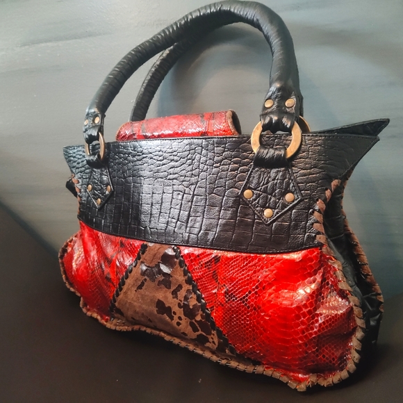 Unique, one of a kind, leather and snake skin bag by Novi Sudiono. - Picture 9 of 16